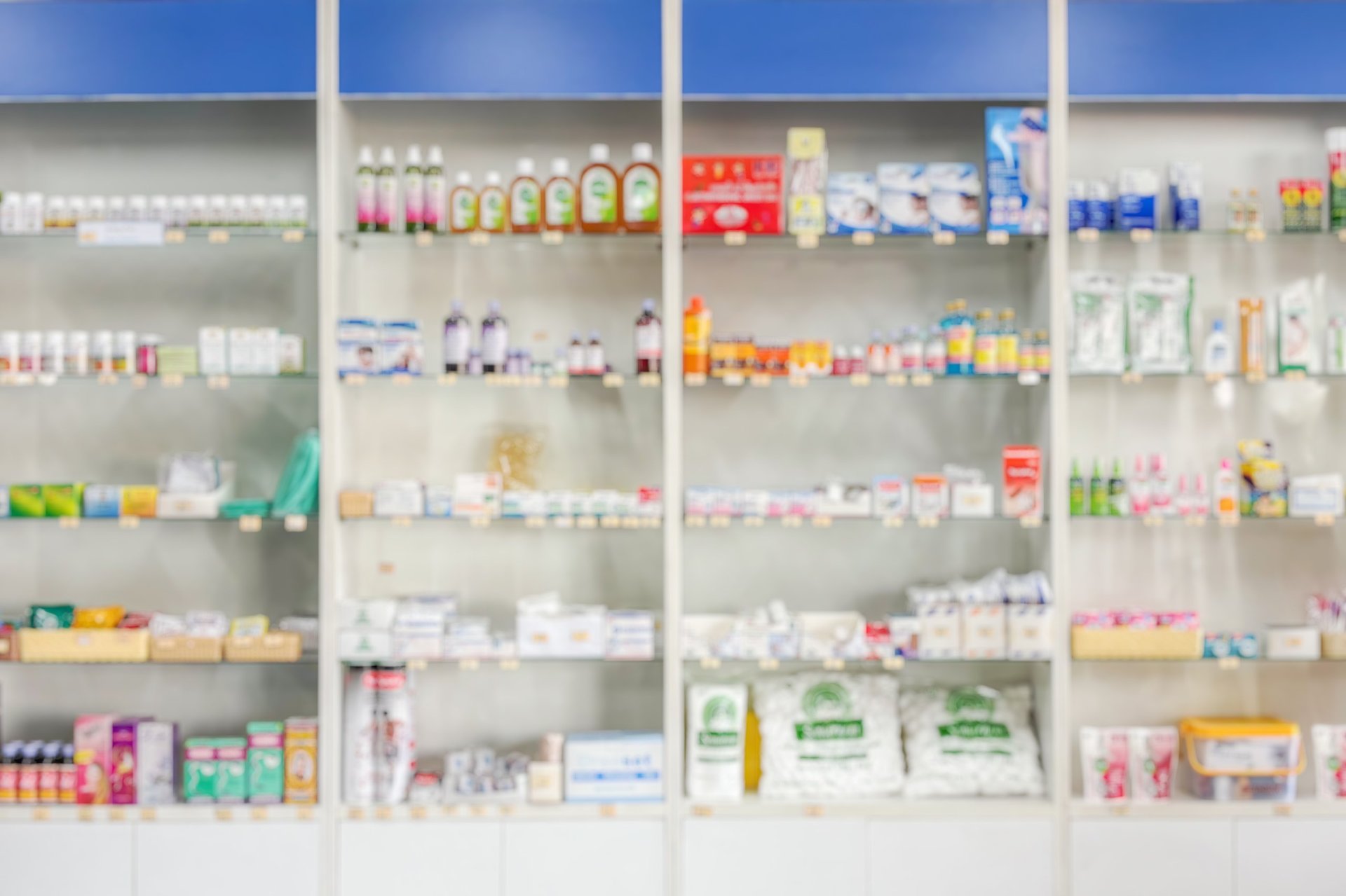 Estantes de farmacia con medicamentos organizados