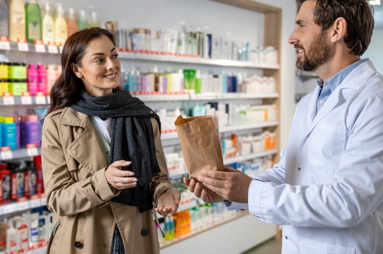 Mujer latina hablando con farmacéutico en farmacia mexicana