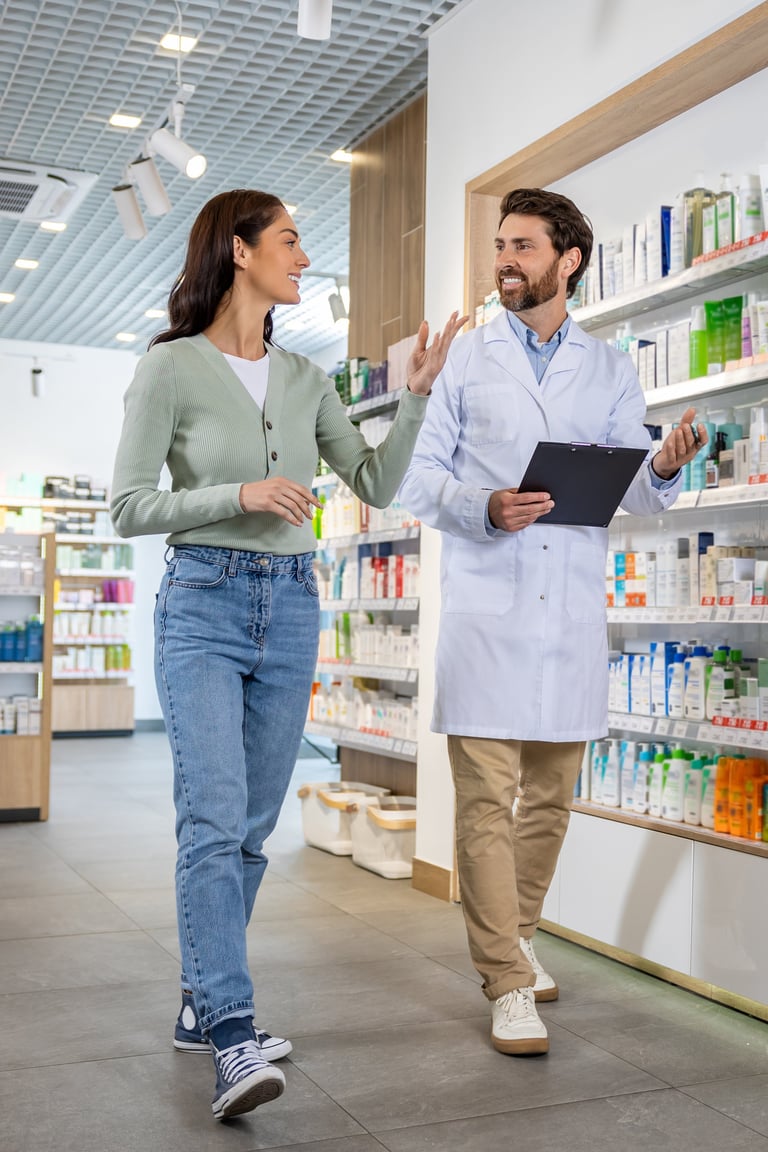 Farmacéutica latina consultando con clienta en farmacia mexicana